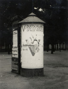 97798 Afbeelding van het affiche met de tekst 'V=Duitschland/ wint voor Europa/ op alle fronten', aangeplakt op een ...